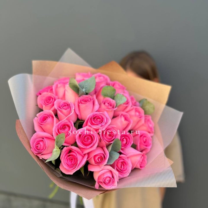 31 розовая роза с эвкалиптом в Кургане