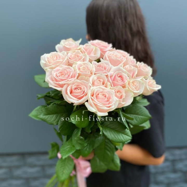 Высокие розовые розы в Кургане