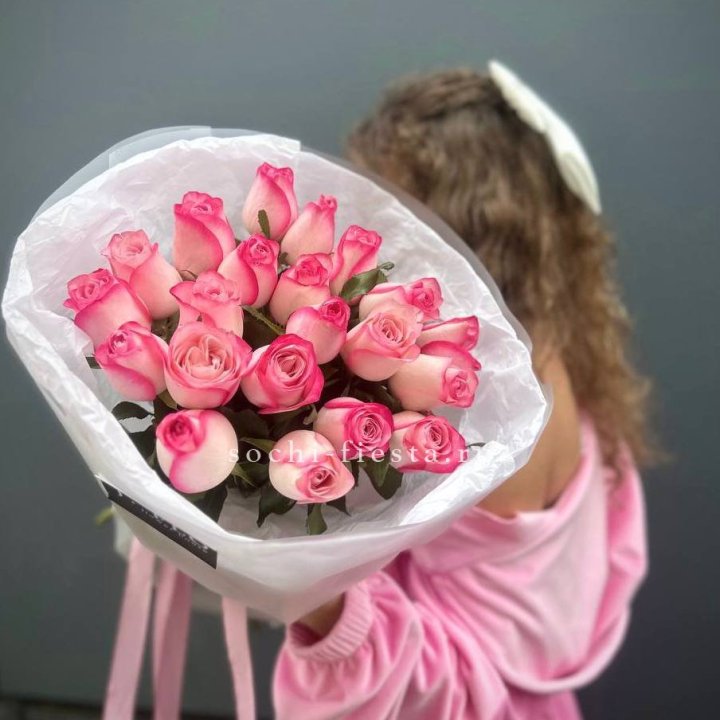 21 розовые розы Венди  в оформлении в Кургане