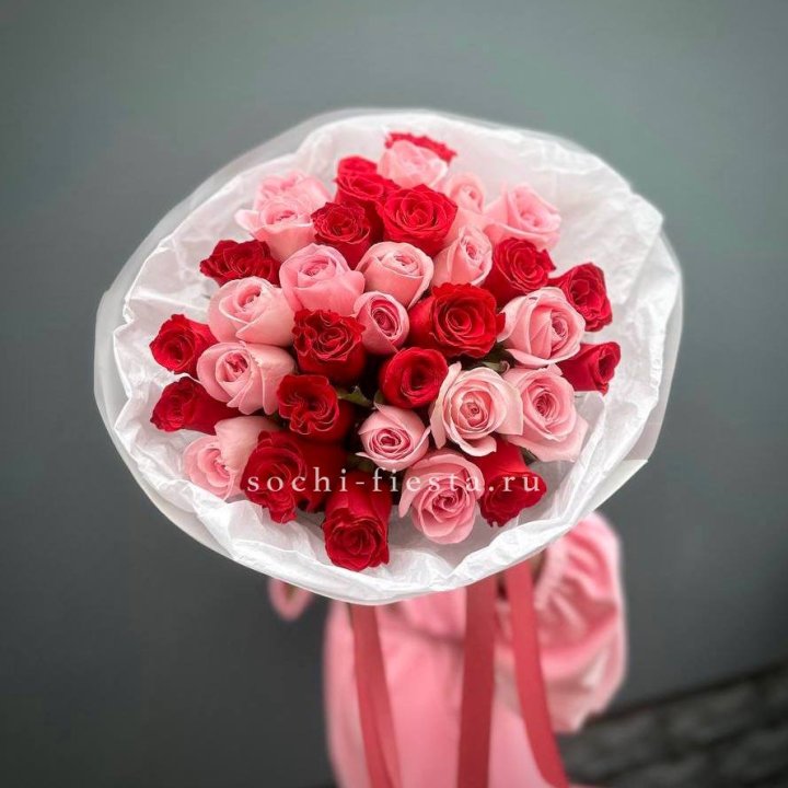Букет красных и розовых 35 роз в Кургане