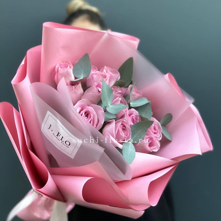 15 Розовых роз с эвкалиптом в Кургане
