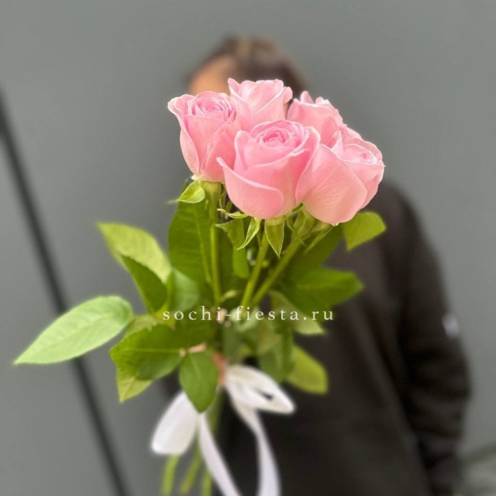 Букет 5 розовых роз  в Кургане