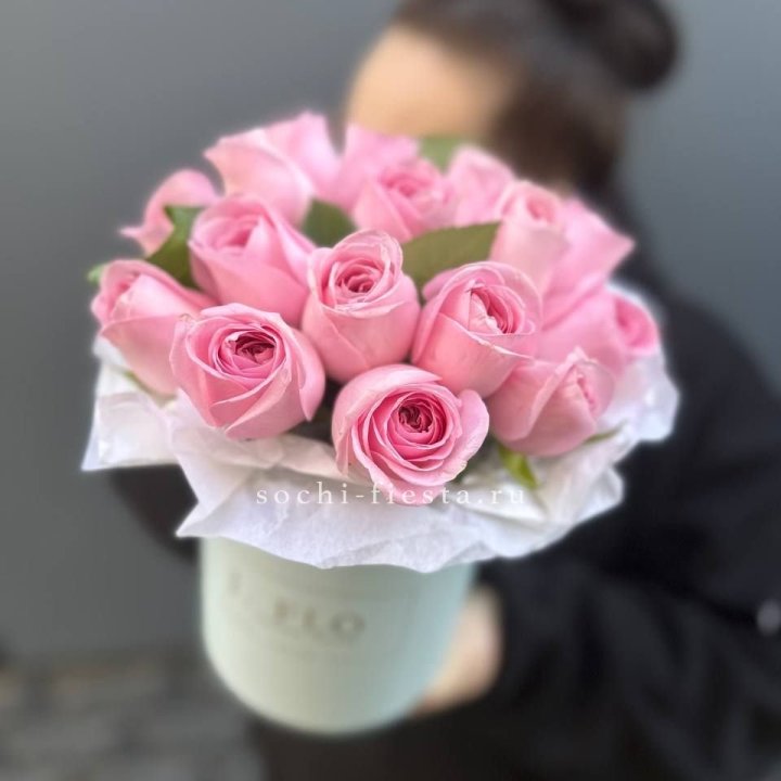 17 розовых роз в цилиндре в Кургане
