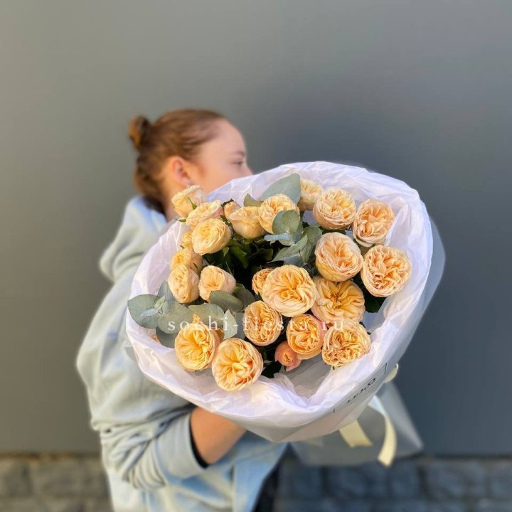 7 пионовидных роз в Кургане