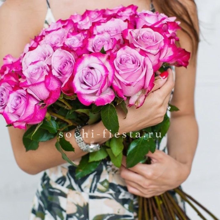 Букет высоких роз Ди перпел в Кургане