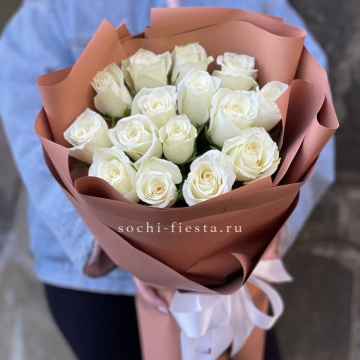 15 белых роз сиена в Кургане