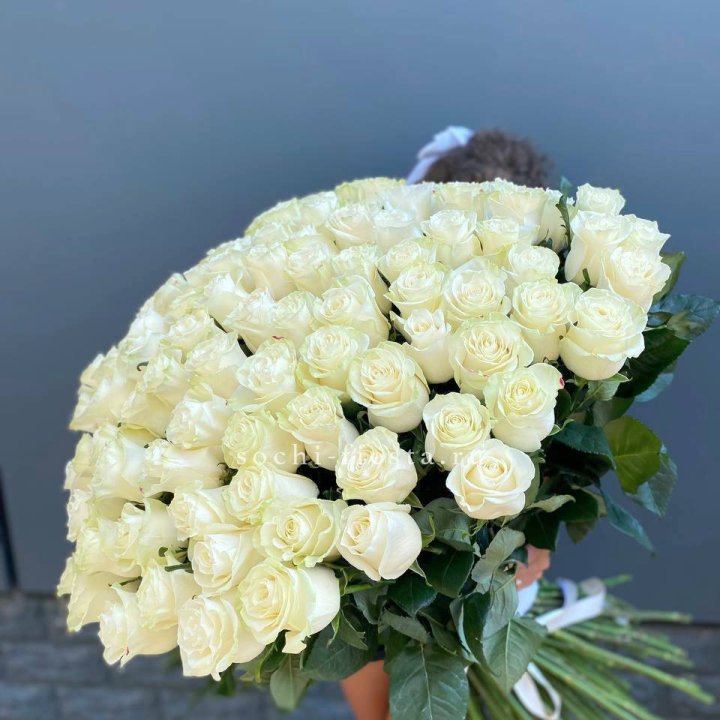 101 белая высокая роза в Кургане