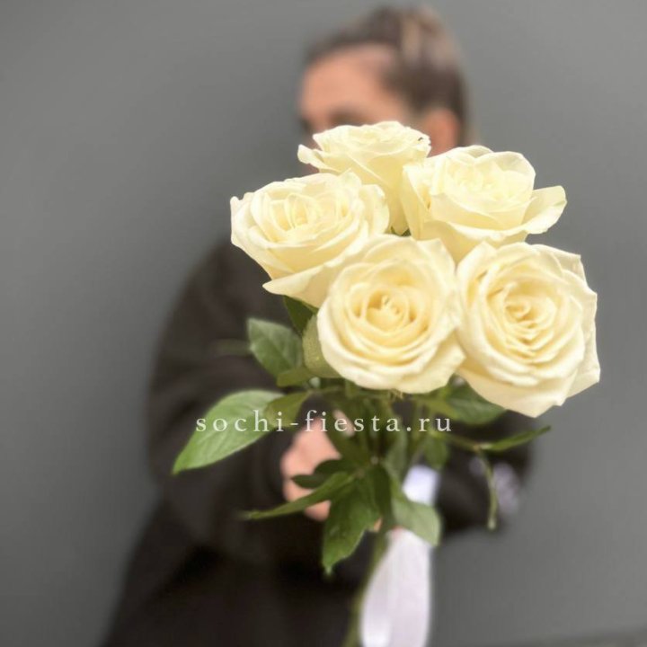 Букет 5 белых роз  в Кургане