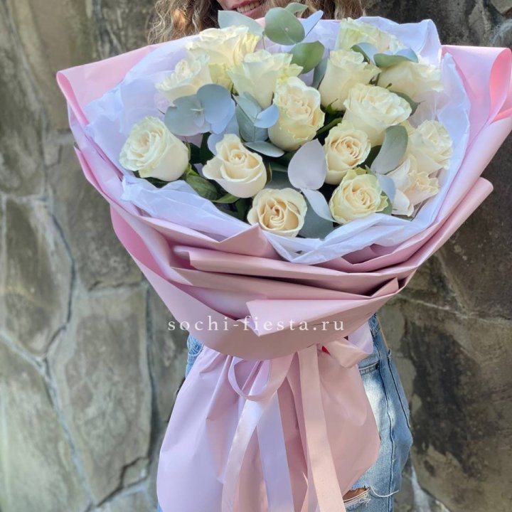 Белые розы в авторском оформлении в Кургане