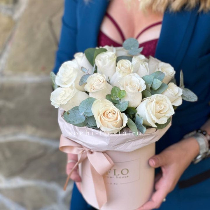 Цилиндр из белых роз в Кургане