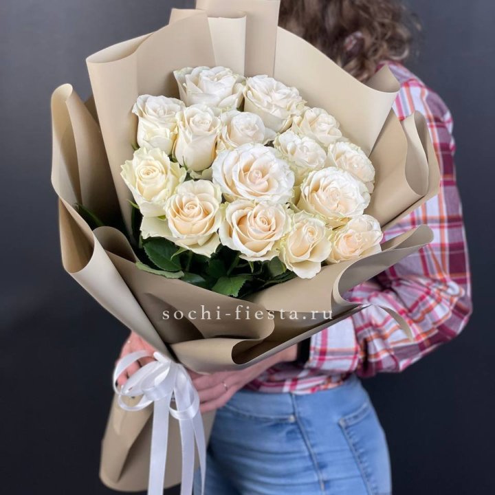 15 белых роз кофе в Кургане