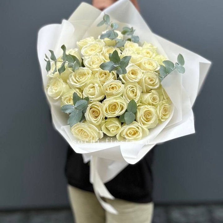 31 белая роза с эвкалиптом в Кургане