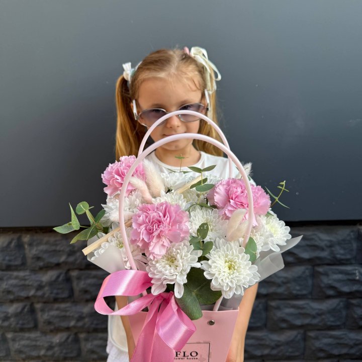 Сумочка из стойких хризантем и диантуса в Кургане