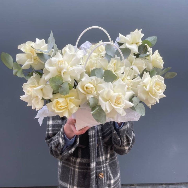 15 белых роз в сумочке в Кургане