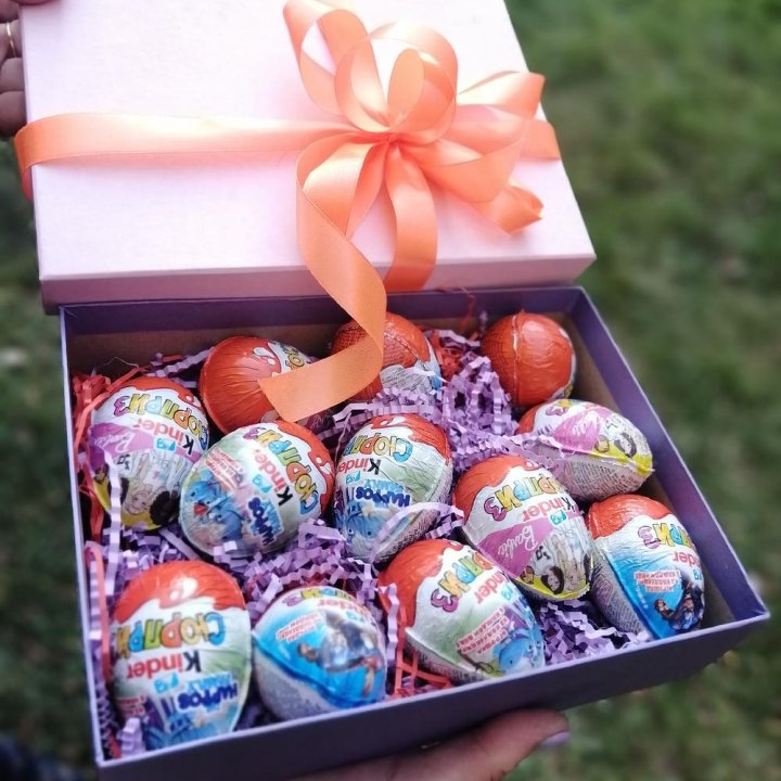 Коробка с киндерами в Кургане