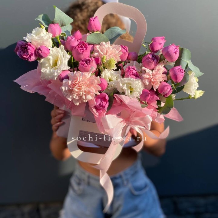 Сумочка с кустовой розой и диантусами в Кургане