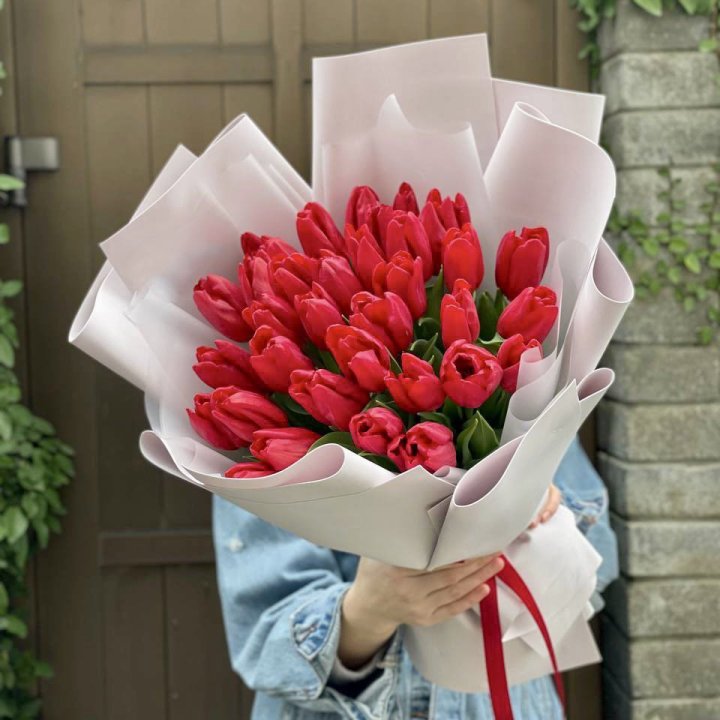 35 красных тюльпанов в Кургане